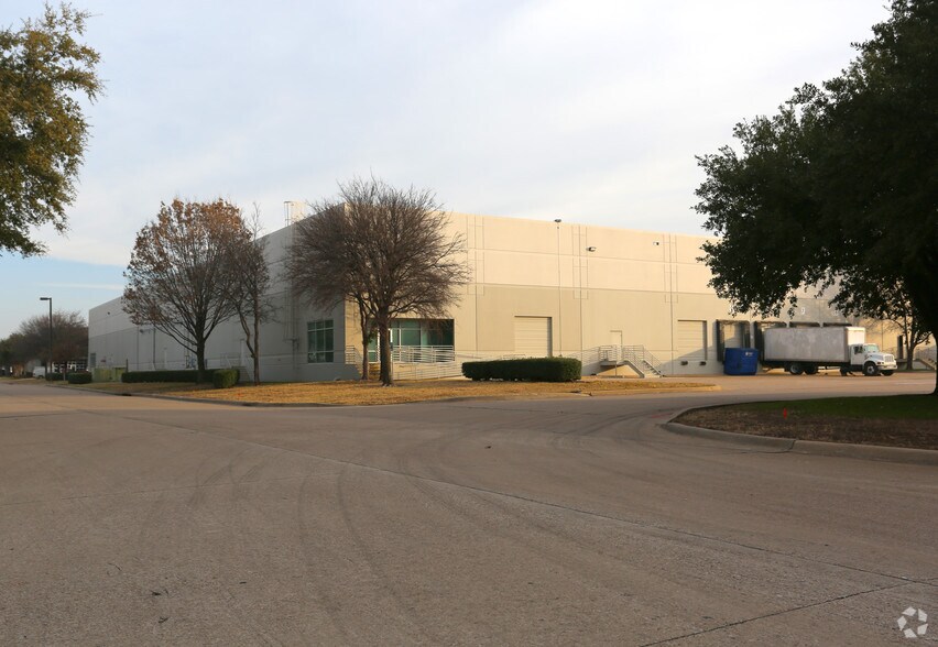 More Photos Of 1520 Luna Rd, Carrollton Warehouse For Lease