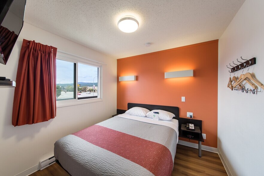 More Photos Of 910 Cranbrook St North, Cranbrook Hotel For Sale