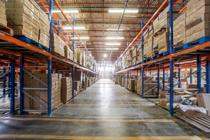 More Photos Of 1280 Boul Jules-Poitras, Montréal Warehouse For Lease