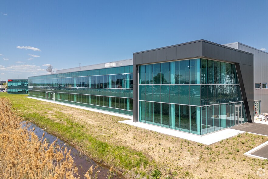 More Photos Of 50 Rue Jean-Paul-Cayer, Blainville Industrial For Sale
