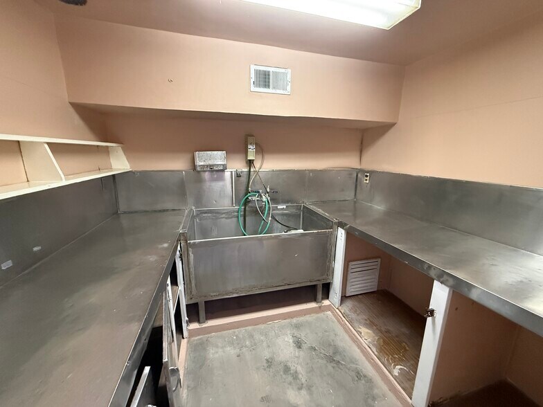 More Photos Of 7184 Alameda Ave, El Paso Veterinarian Kennel For Sale