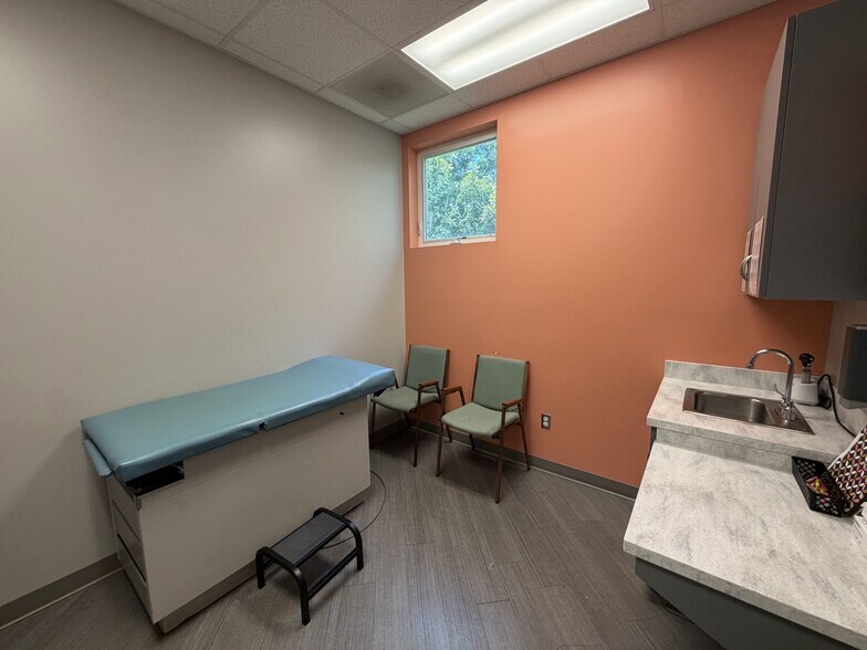 More Photos Of 829 Davis St, Blacksburg Medical For Sale
