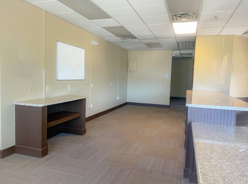 More Photos Of 530 S Main St, Bourbonnais Showroom For Sale