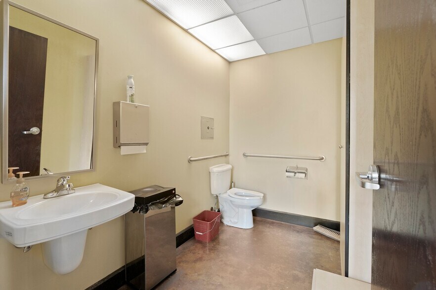 More Photos Of 191 W Plaza Dr, Mooresville Storefront Retail Office For Lease