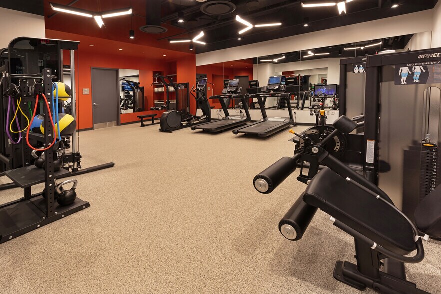 More Photos Of 1030 15th St NW, Washington Office For Lease