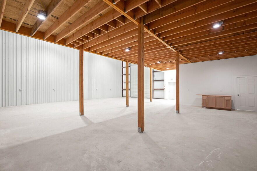 More Photos Of 10020 Darden Hill Rd, Austin Light Distribution For Lease