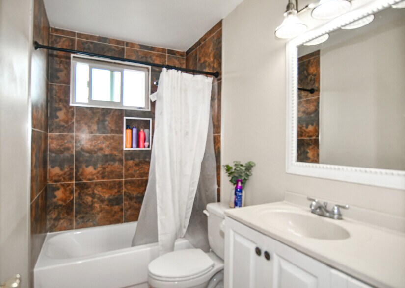 More Photos Of 1003 W Bishop St, Santa Ana Apartments For Sale