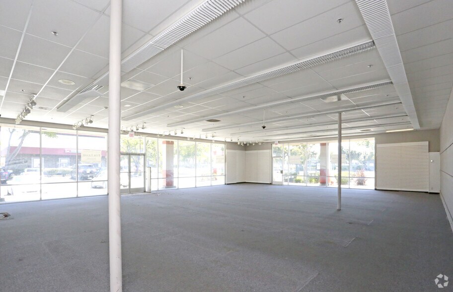 More Photos Of Blossom Hill @ Blossom Hill & Snell Sts., San Jose Unknown For Lease