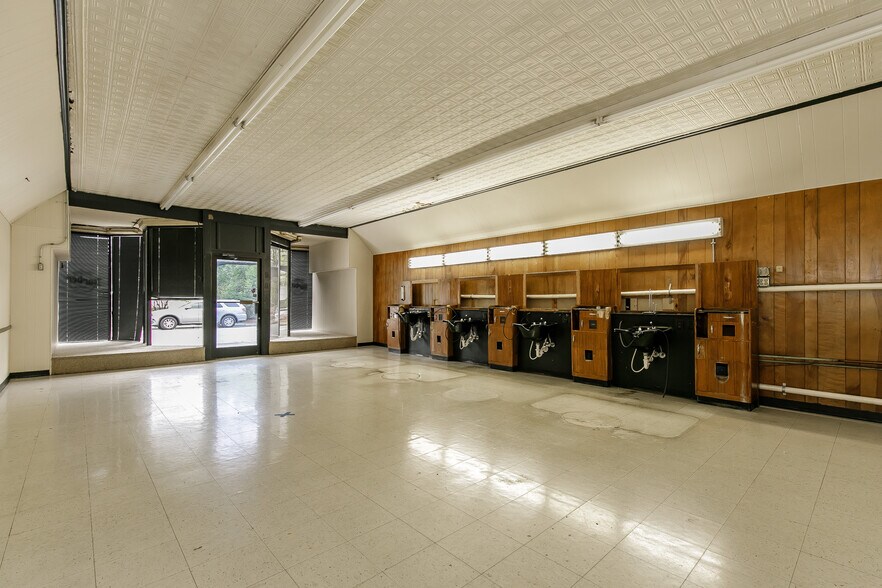 More Photos Of 131 W Davis St, Burlington Storefront Retail Office For Lease