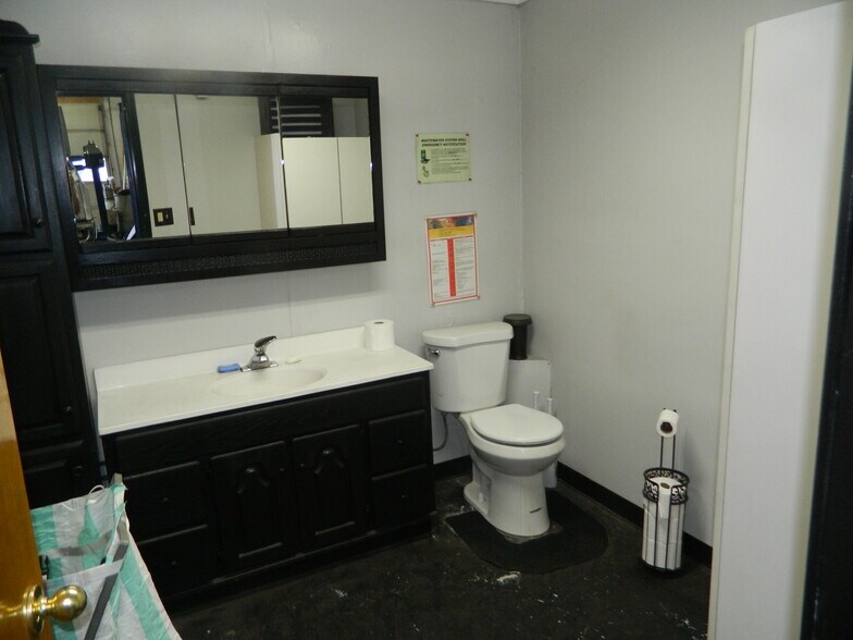 More Photos Of 2013 S 6th St, Klamath Falls Auto Repair For Sale