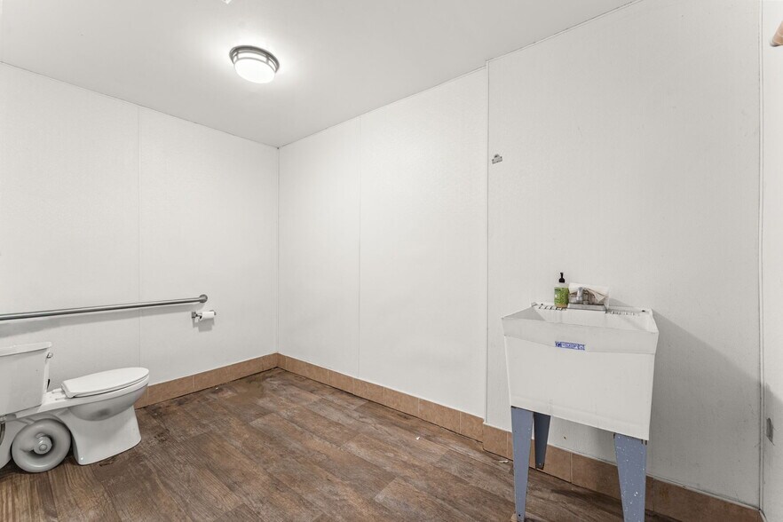 More Photos Of 960 W 1st St, Pomona Warehouse For Sale