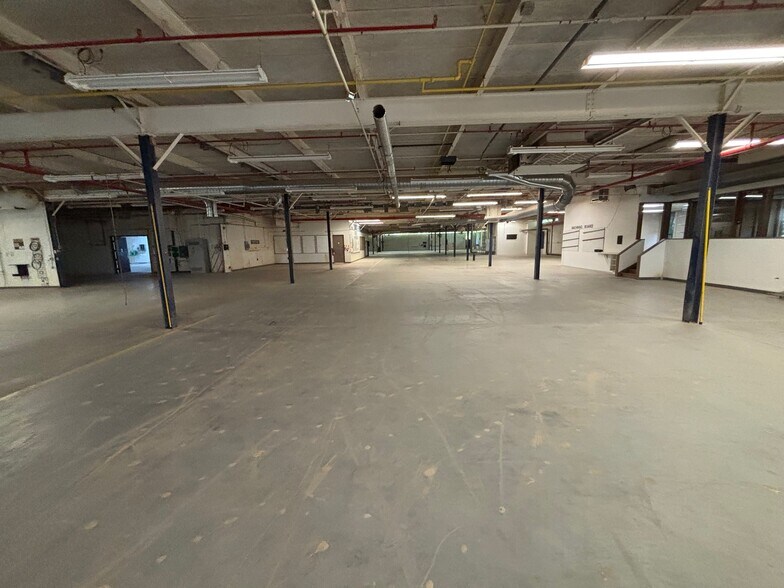 More Photos Of 72 Northwest Dr, Plainville Manufacturing For Sale