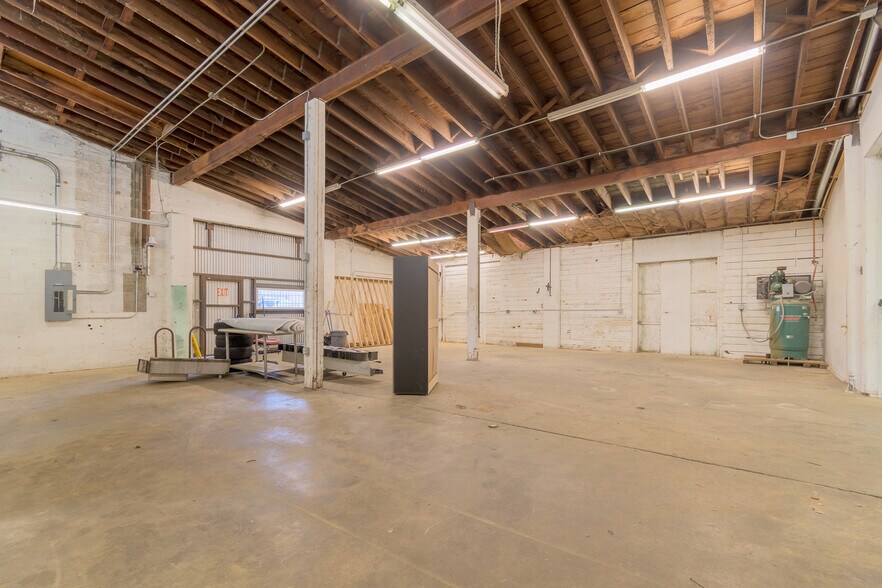 More Photos Of 2150 Cross St, Eugene Service For Lease