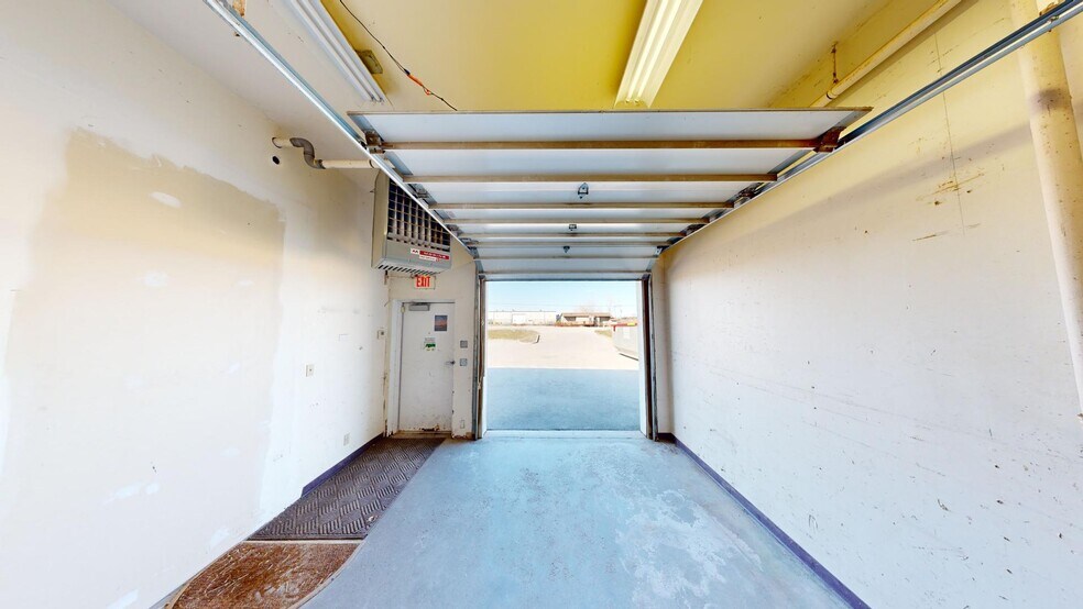 More Photos Of 1985 American Dr, Neenah Flex For Sale