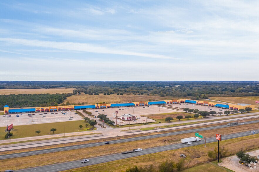 More Photos Of 301 Tanger Dr, Terrell Unknown For Lease