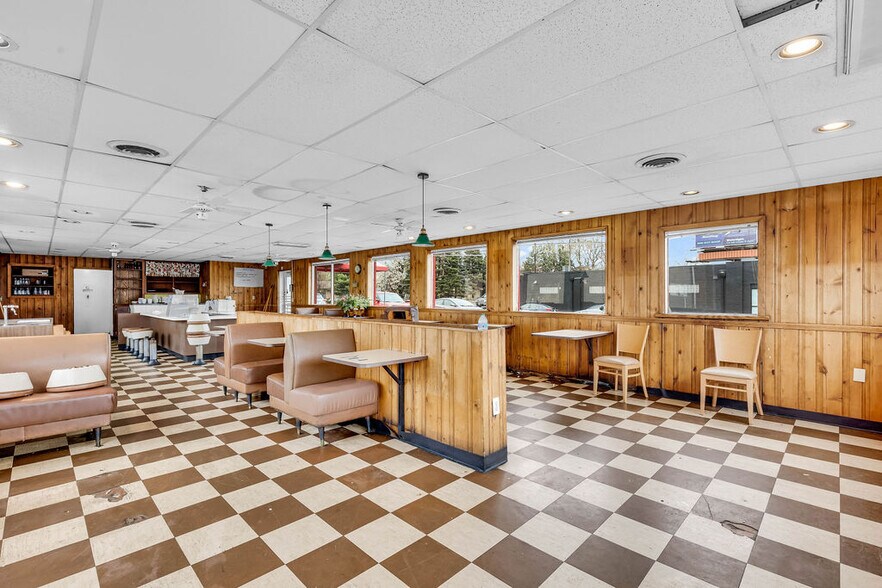 More Photos Of 2924 E Main St, Columbus Bar For Sale