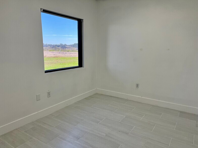 More Photos Of 20550 Townsen Blvd, Humble Office For Sale