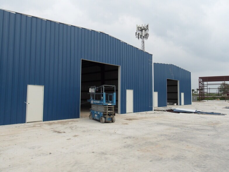 More Photos Of 1950 Expressway 83, Mercedes Warehouse For Lease