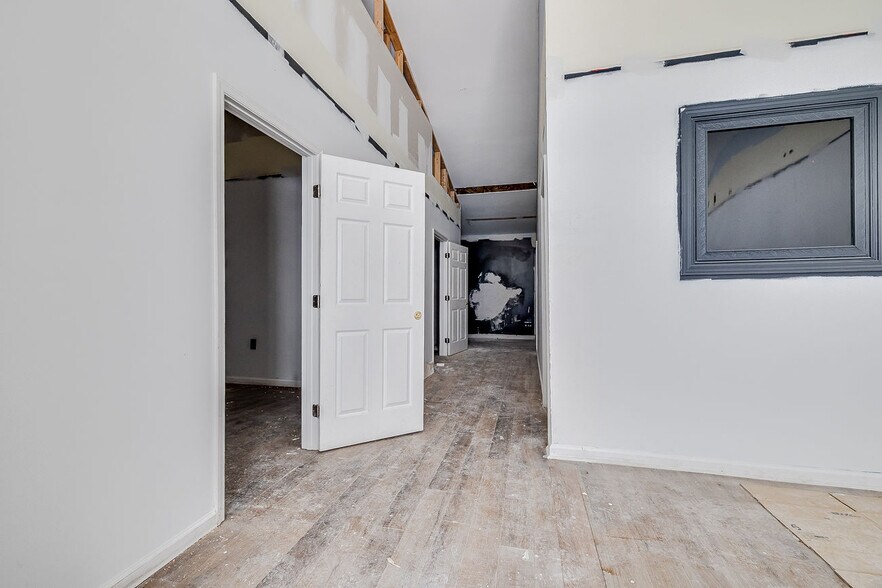 More Photos Of 302 W Victory Dr, Savannah Freestanding For Sale