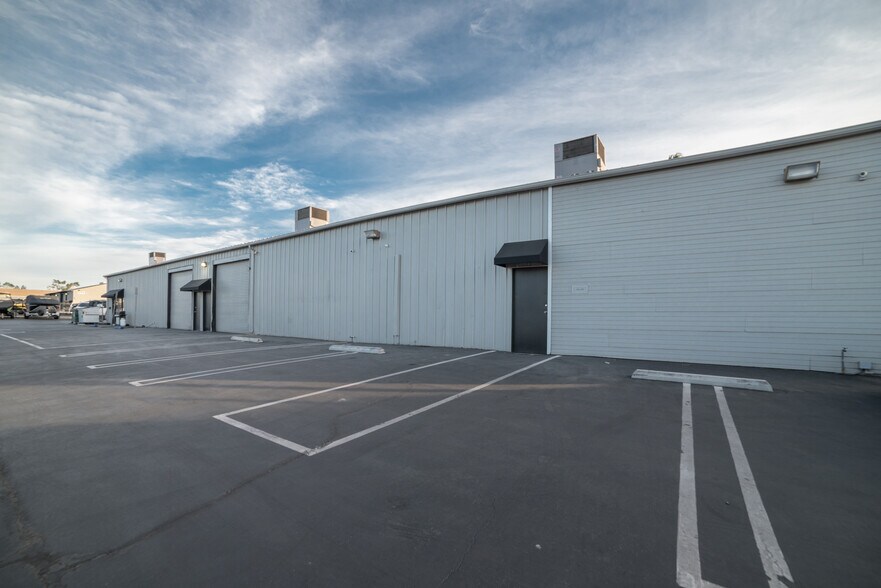 More Photos Of 1701-1711 Hamner Ave, Norco Showroom For Lease