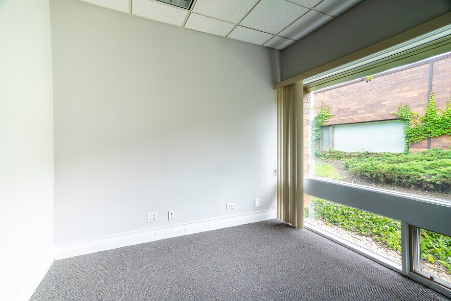More Photos Of 951 N Plum Grove Rd, Schaumburg Office For Lease