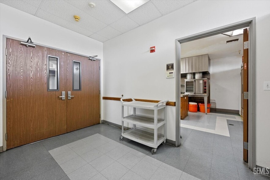 More Photos Of 425 S H St, Bakersfield Religious Facility For Sale