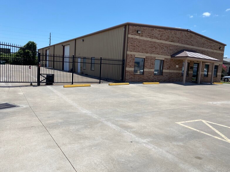 More Photos Of 11115 Neeshaw Dr, Houston Warehouse For Lease