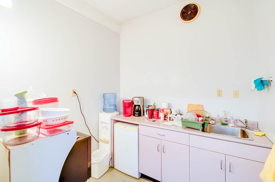 More Photos Of 4918 Napier St, Port Alberni Flex For Sale