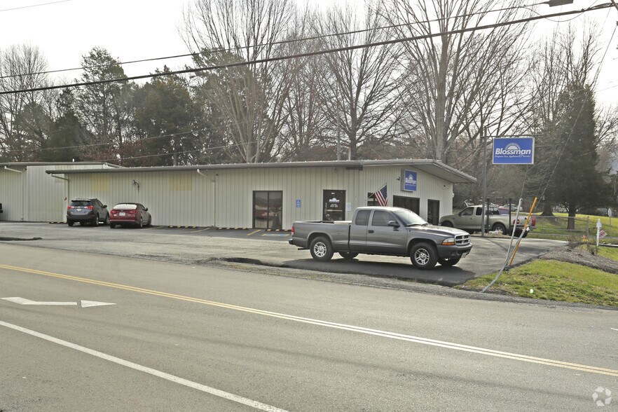 More Photos Of 7100 Regal, Knoxville Showroom For Sale