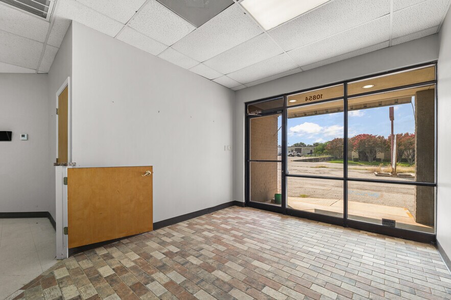 More Photos Of 10854 Vandale St, San Antonio Flex For Sale