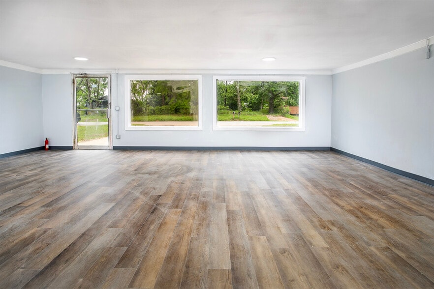 More Photos Of 2410 Angeline St, Kilgore Freestanding For Lease