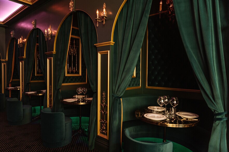 More Photos Of 8947 W Sunset Blvd, West Hollywood Restaurant For Lease