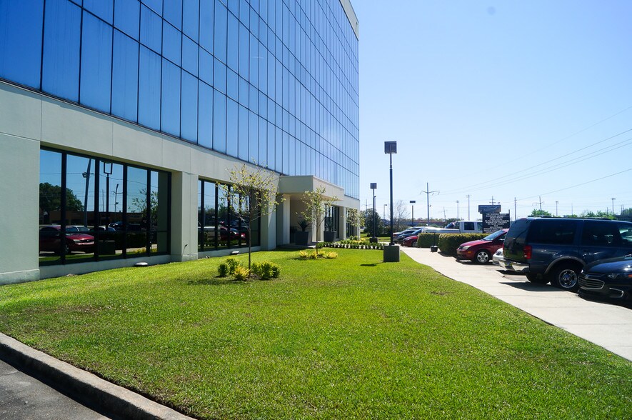 More Photos Of 1340 W Tunnel Blvd, Houma Office For Lease