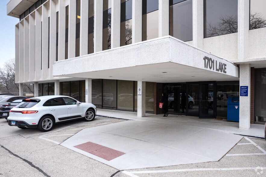 More Photos Of 1701 E Lake Ave, Glenview Office For Lease