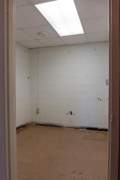 More Photos Of 214 S Church St, Dublin Flex For Sale