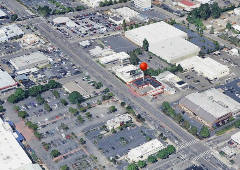 More Photos Of 12546 Aurora Ave N, Seattle Freestanding For Lease