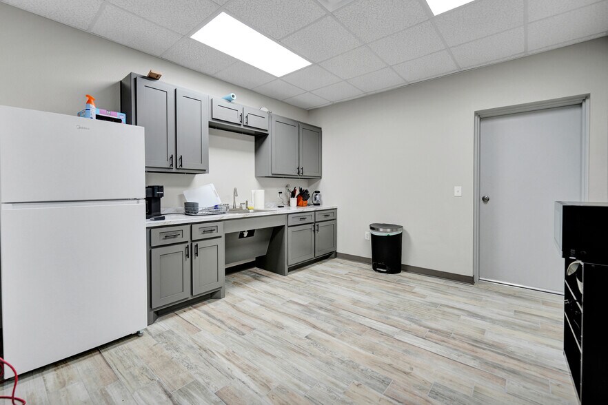 More Photos Of 2316 County Rd 130 rd, Midland Warehouse For Lease