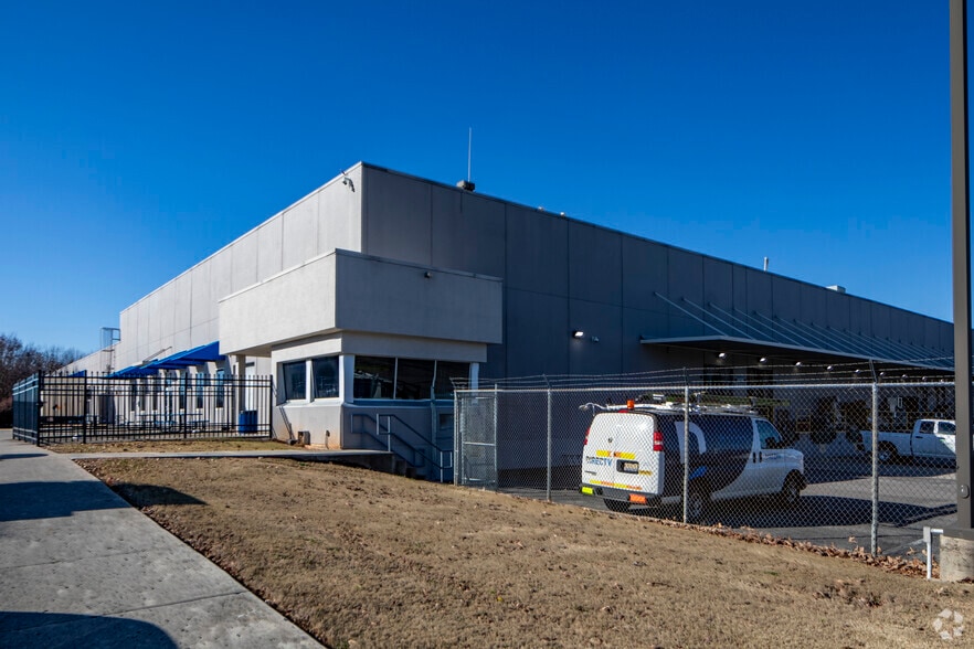 More Photos Of 400 Diamond Dr NW, Huntsville Flex For Lease