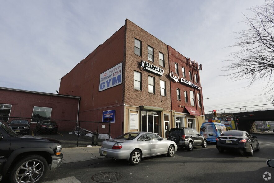 More Photos Of 18 Oliver St, Newark Office For Lease