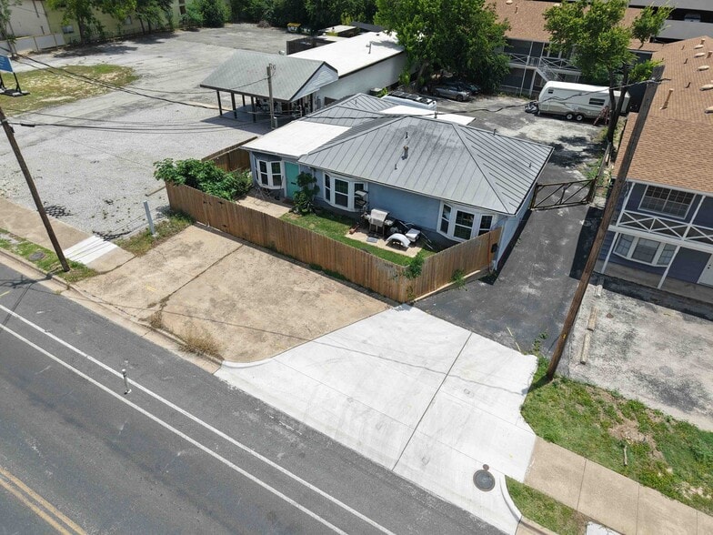 More Photos Of 1509 W North Loop Blvd, Austin General Retail For Sale