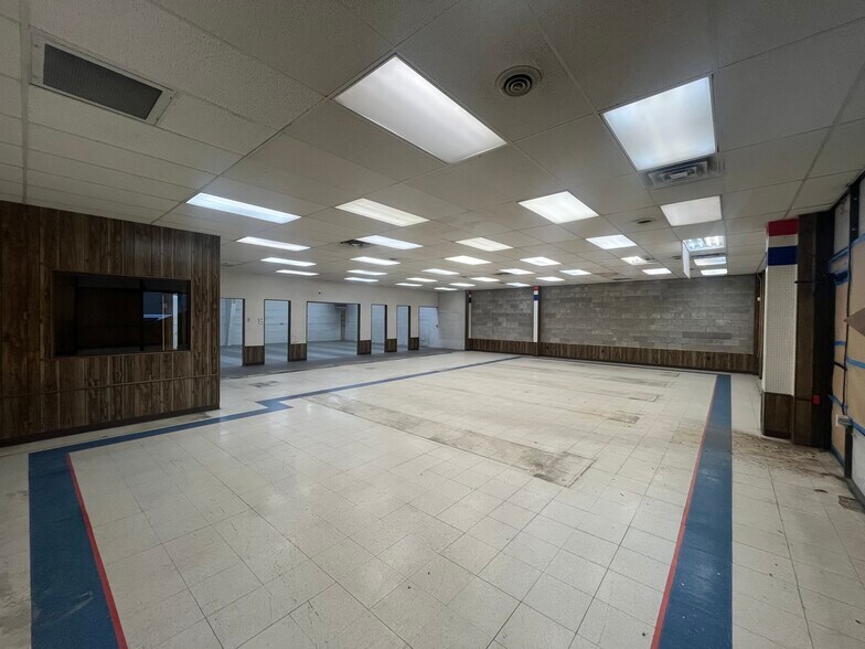 More Photos Of 577 W Coulter Ave, Powell Freestanding For Lease