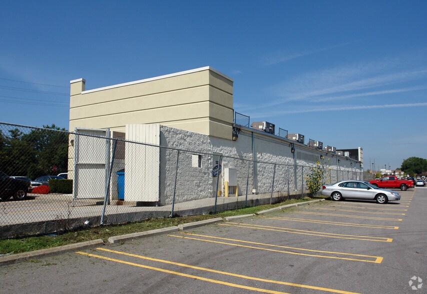 More Photos Of 30730-30780 Orchard Lake Rd, Farmington Hills General Retail For Lease