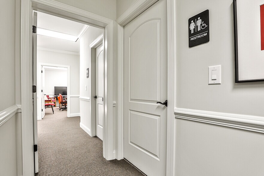 More Photos Of 1905 Woodstock Rd, Roswell Office For Lease