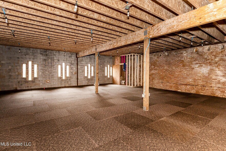 More Photos Of 4914 Main St, Moss Point Storefront For Sale