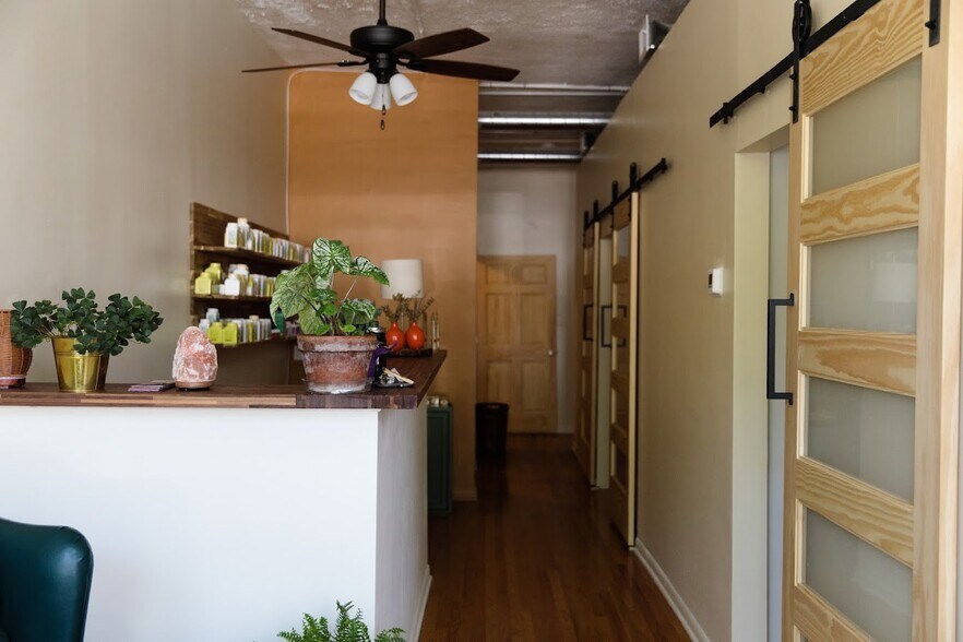 More Photos Of 1333-1343 W Devon Ave, Chicago Storefront Retail Office For Sale