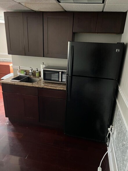 More Photos Of 16400 S Dixie Hwy, Markham Truck Terminal For Lease