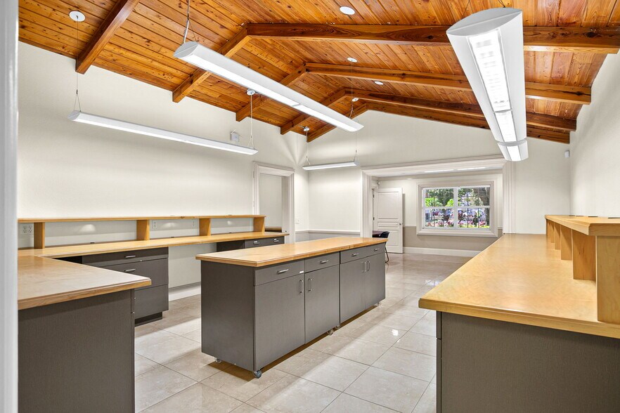 More Photos Of 525 8th St W, Bradenton Office For Sale