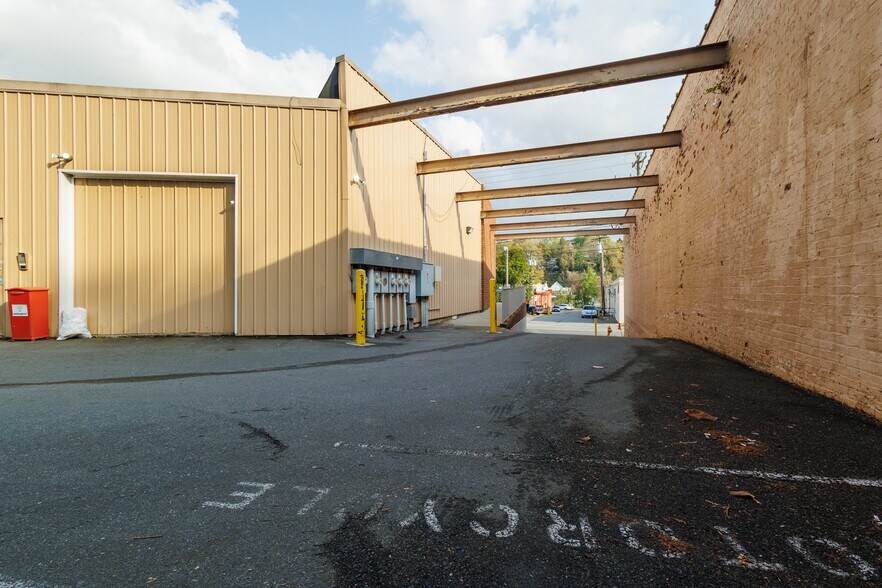 More Photos Of 901-965 Northwest Blvd, Winston-Salem Flex For Lease