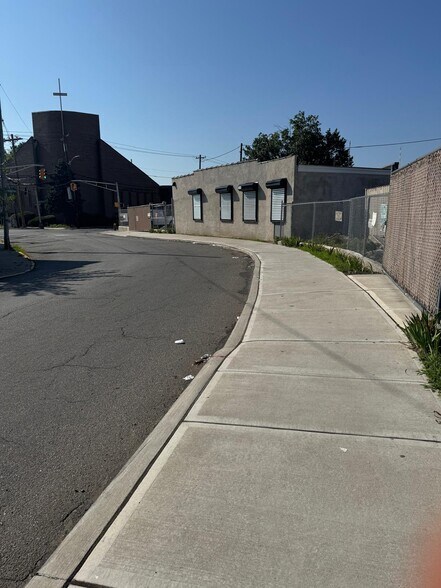 More Photos Of 562 E 18th St, Paterson Auto Repair For Lease