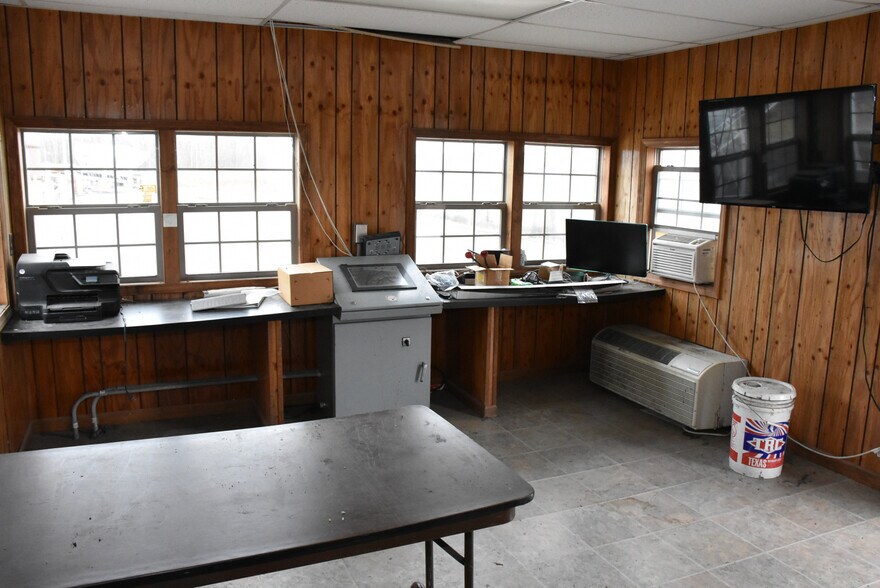 More Photos Of 105 McQuiston Dr, Jackson Center Industrial For Sale